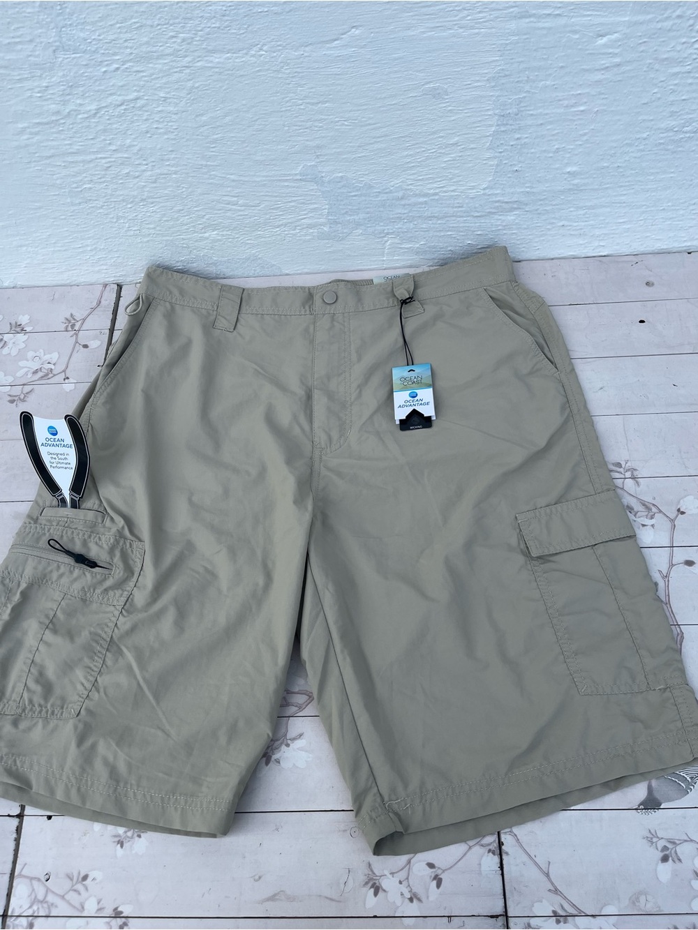 Light Khaki Men's Cargo Shorts with Utility Pockets
